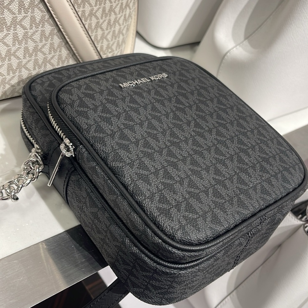 MICHAEL KORS Jet Set Travel Medium Logo Crossbody Flight Bag
Black
NWT - Picture 9 of 16